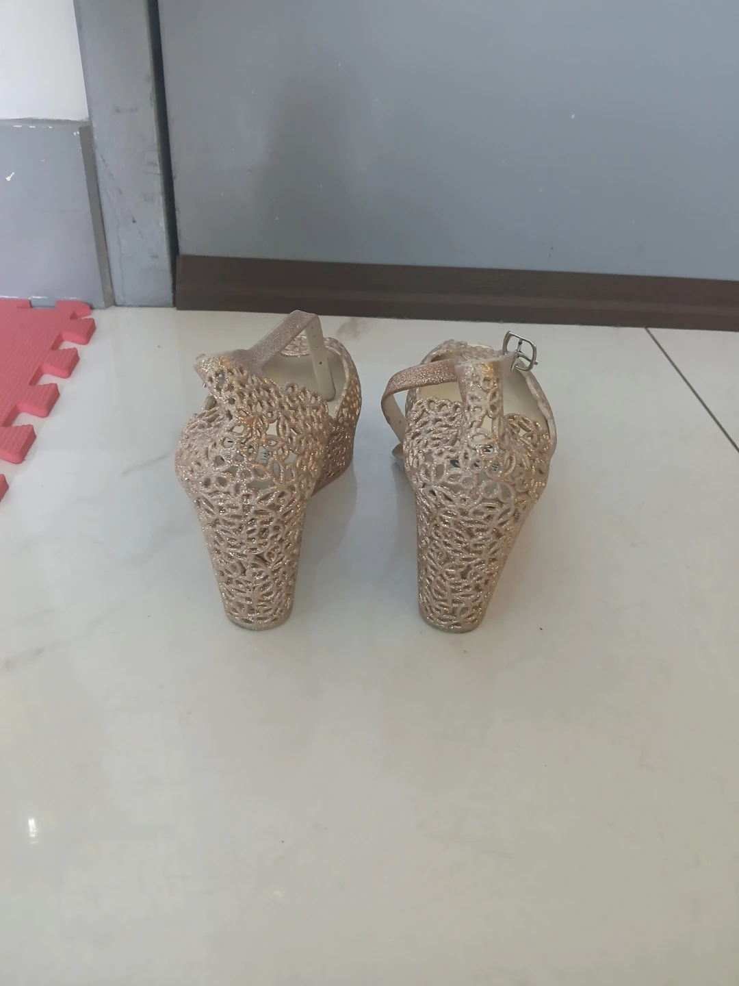 Chic Gold Glitter Wedge Sandals - photo 4