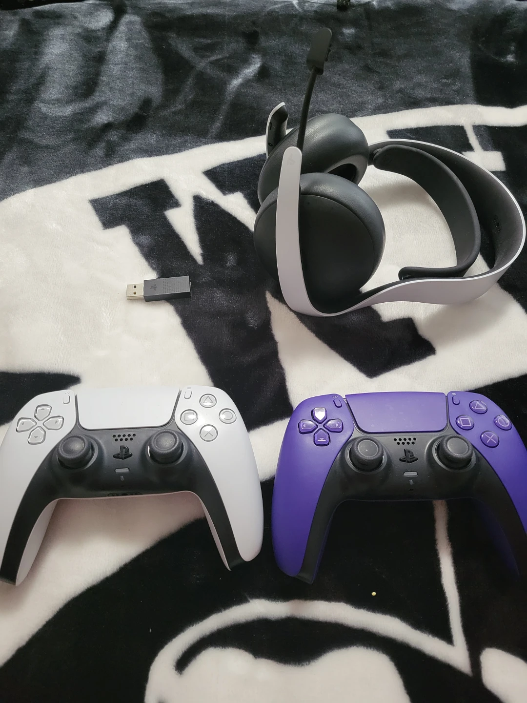 PlayStation 5 DualSense Controllers, Pulse 3D Headset Bundle - photo 2