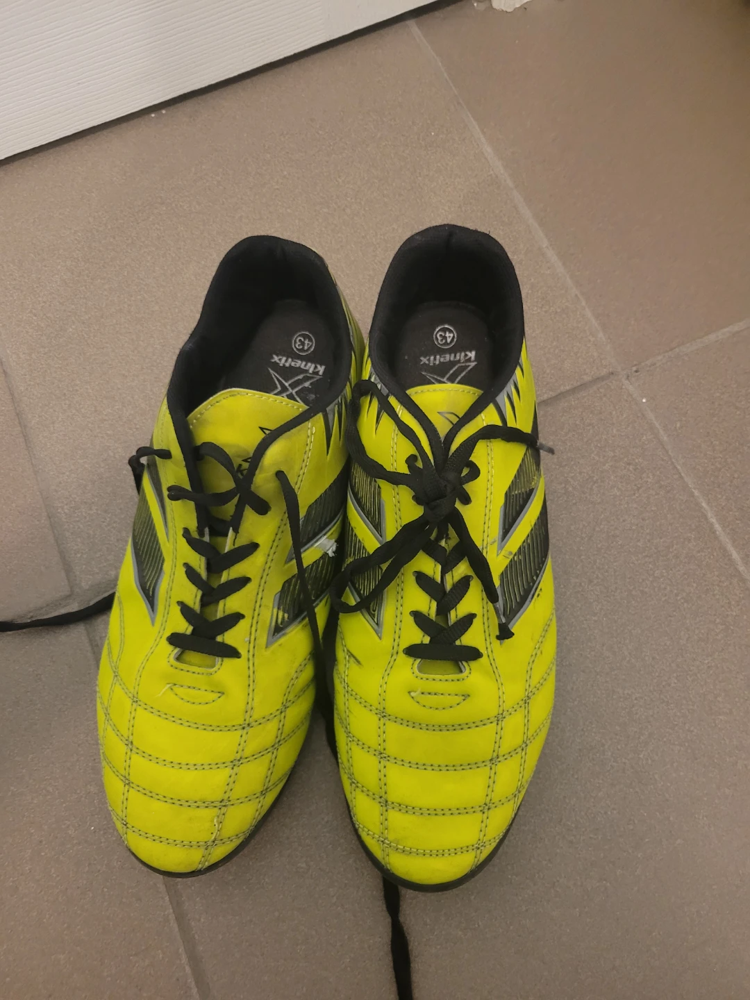 Kinetix Soccer Cleats - Size 10.5 US / 43 EUR - Yellow
