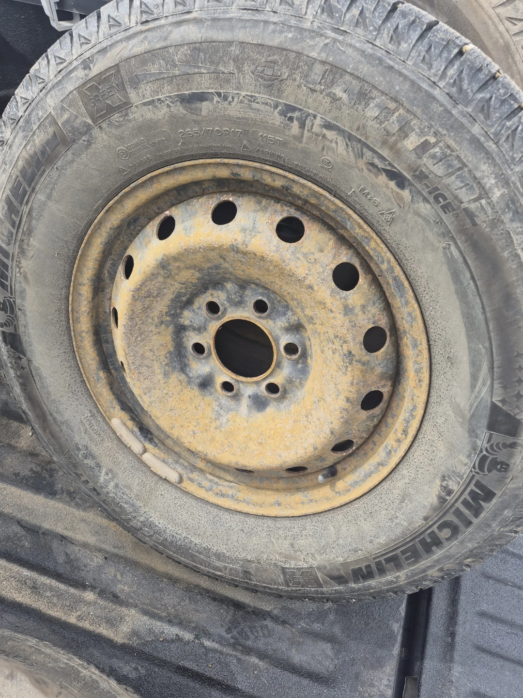 Michelin Tire with Steel Rim - 265/70R17 - photo 4