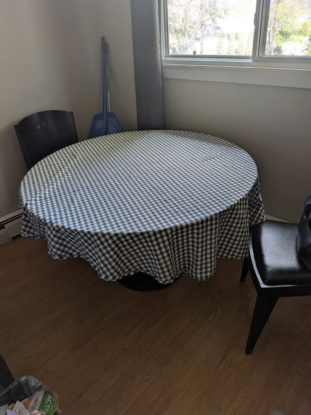 Round Glass Top Pedestal Dining Table - photo 2