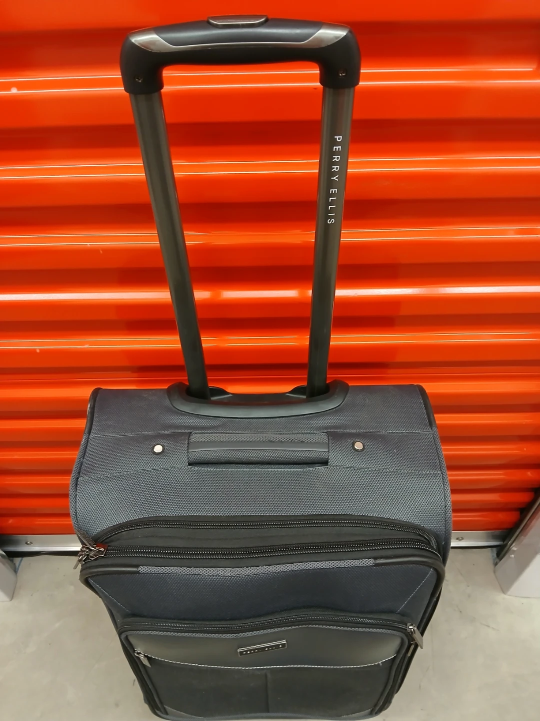 Perry Ellis Rolling Suitcase 27" high - photo 3
