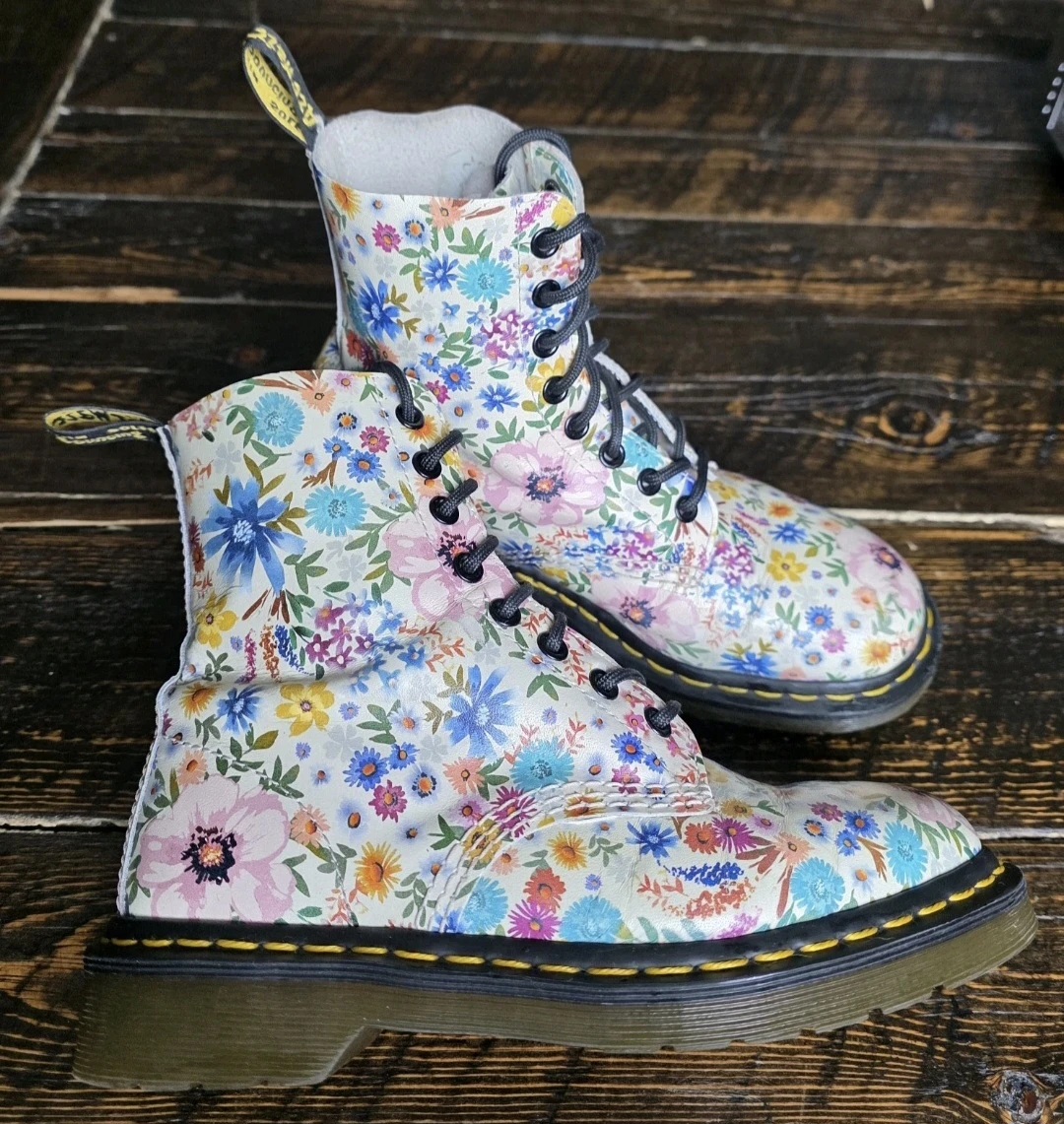 DR . MARTENS WANDERLUST BONE LEATHER FLORAL BOOTS SIZE 6 WOMEN'S - photo 2
