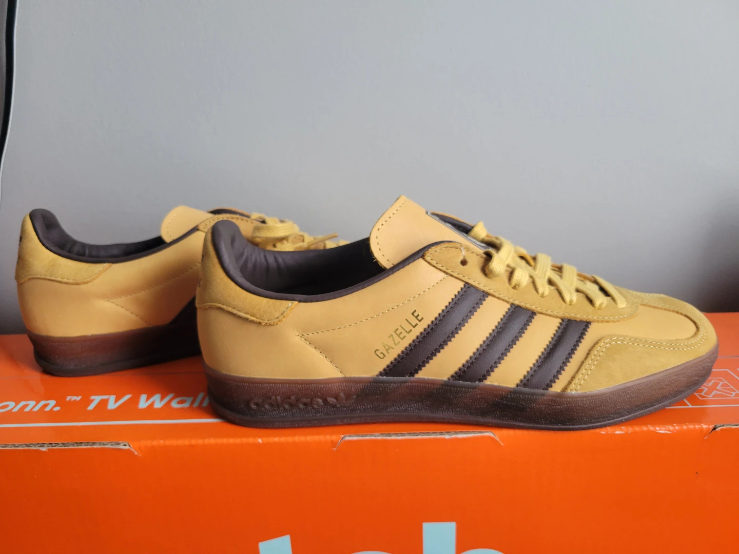 NEW ADIDAS GAZELLE  8.5.  GUM BOTTOM - photo 2