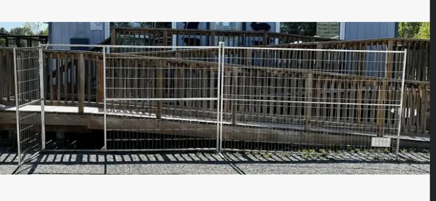 Temporary construction panels - photo 2