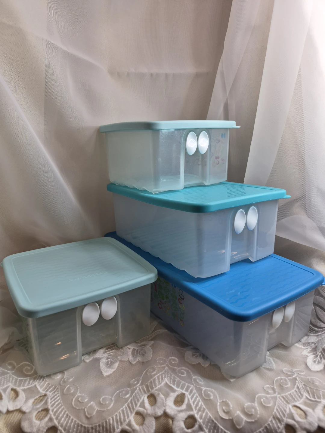 Set of 4 Tupperware FridgeSmart with Vents Containers - 8 pc Set