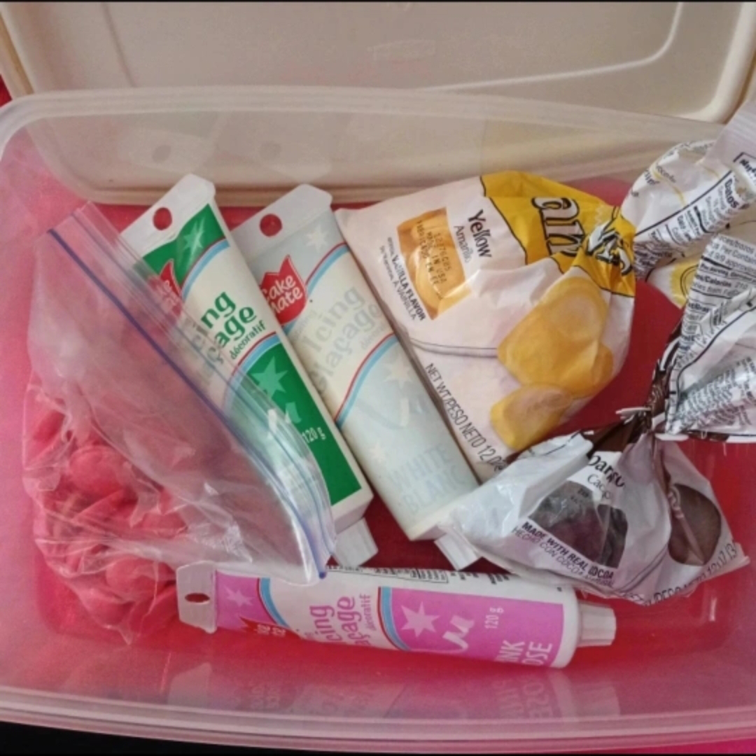 Icing decorations , cake decorating supplies