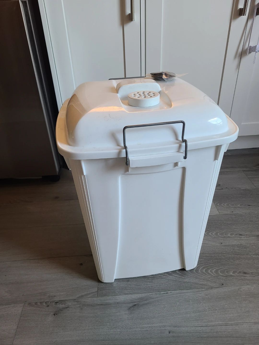 White Diaper Pail with Lid, extra charcoal filter