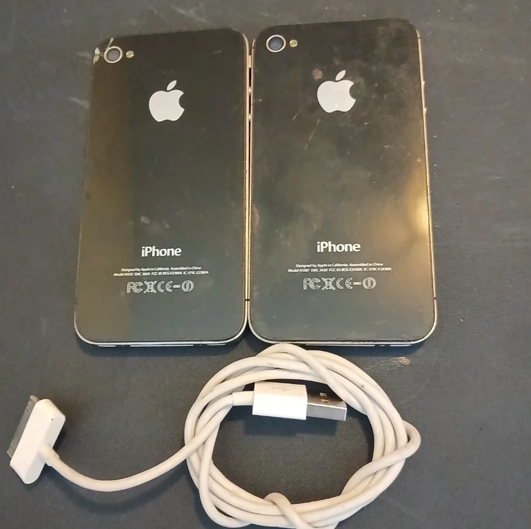 2 x iPhone 4 8GB Black Smartphones - Includes charger cable - photo 2