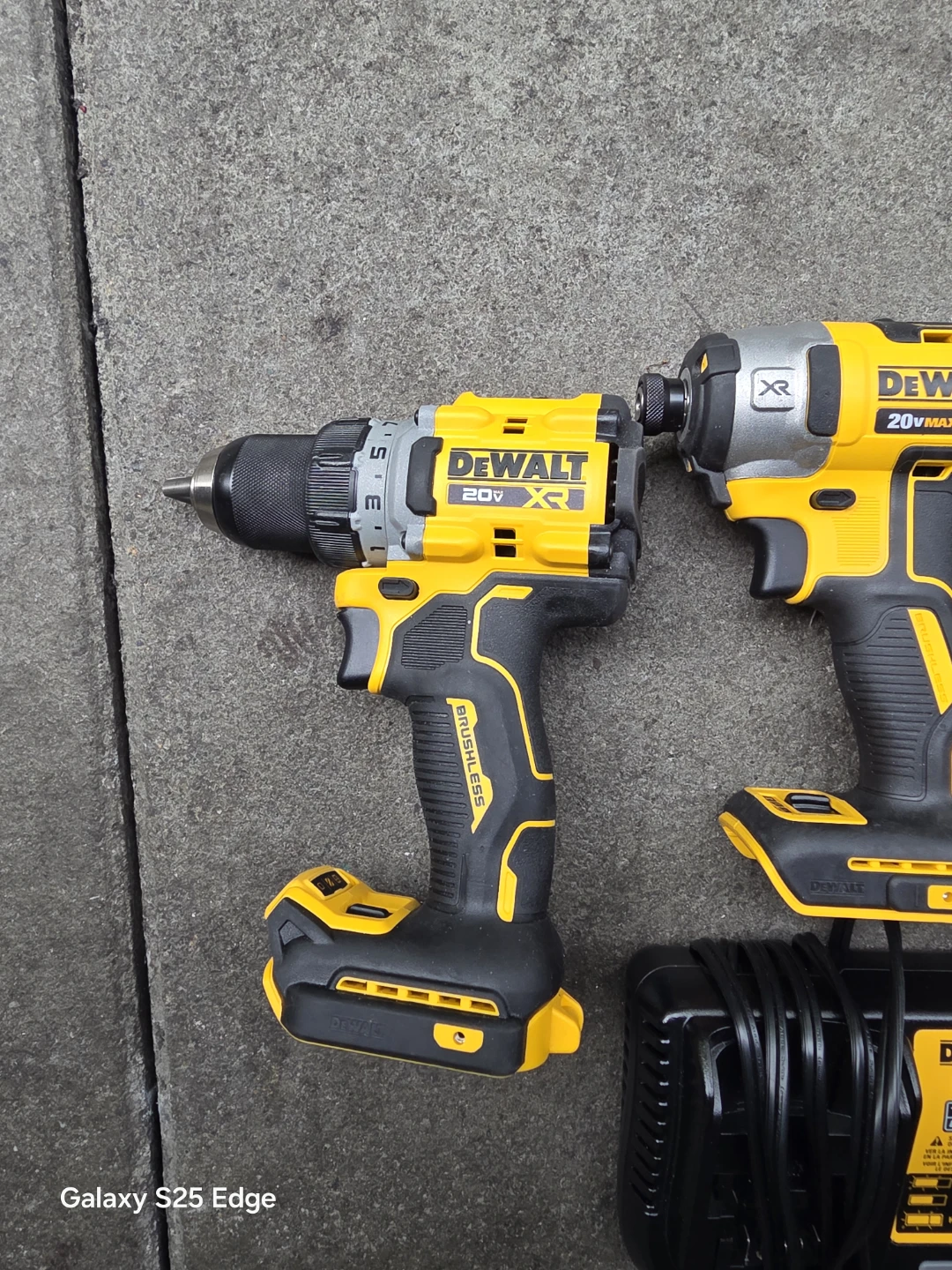 DeWalt 20V XR hammer drill & impact - photo 2