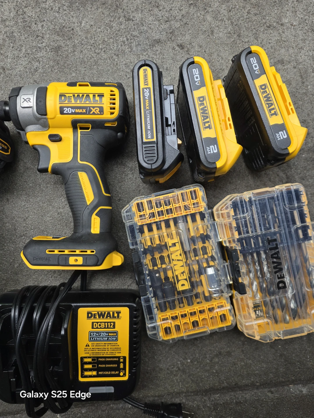 DeWalt 20V XR hammer drill & impact - photo 3