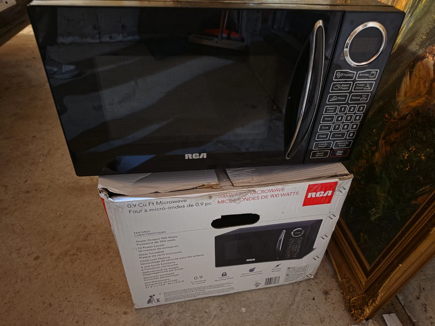 RCA 0.9 Cu Ft Microwave - Black