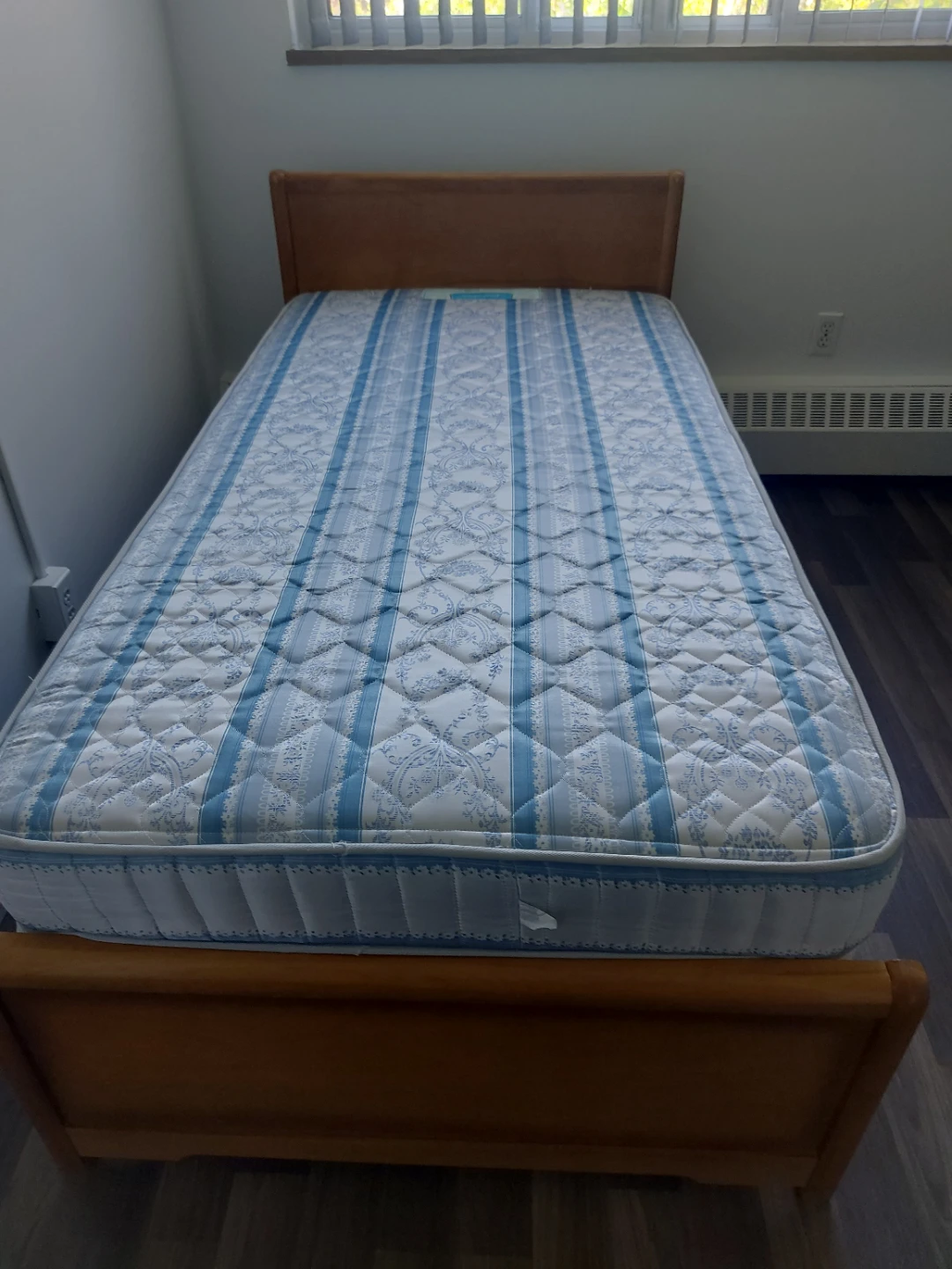 Wooden single bed frame with bedding - photo 3