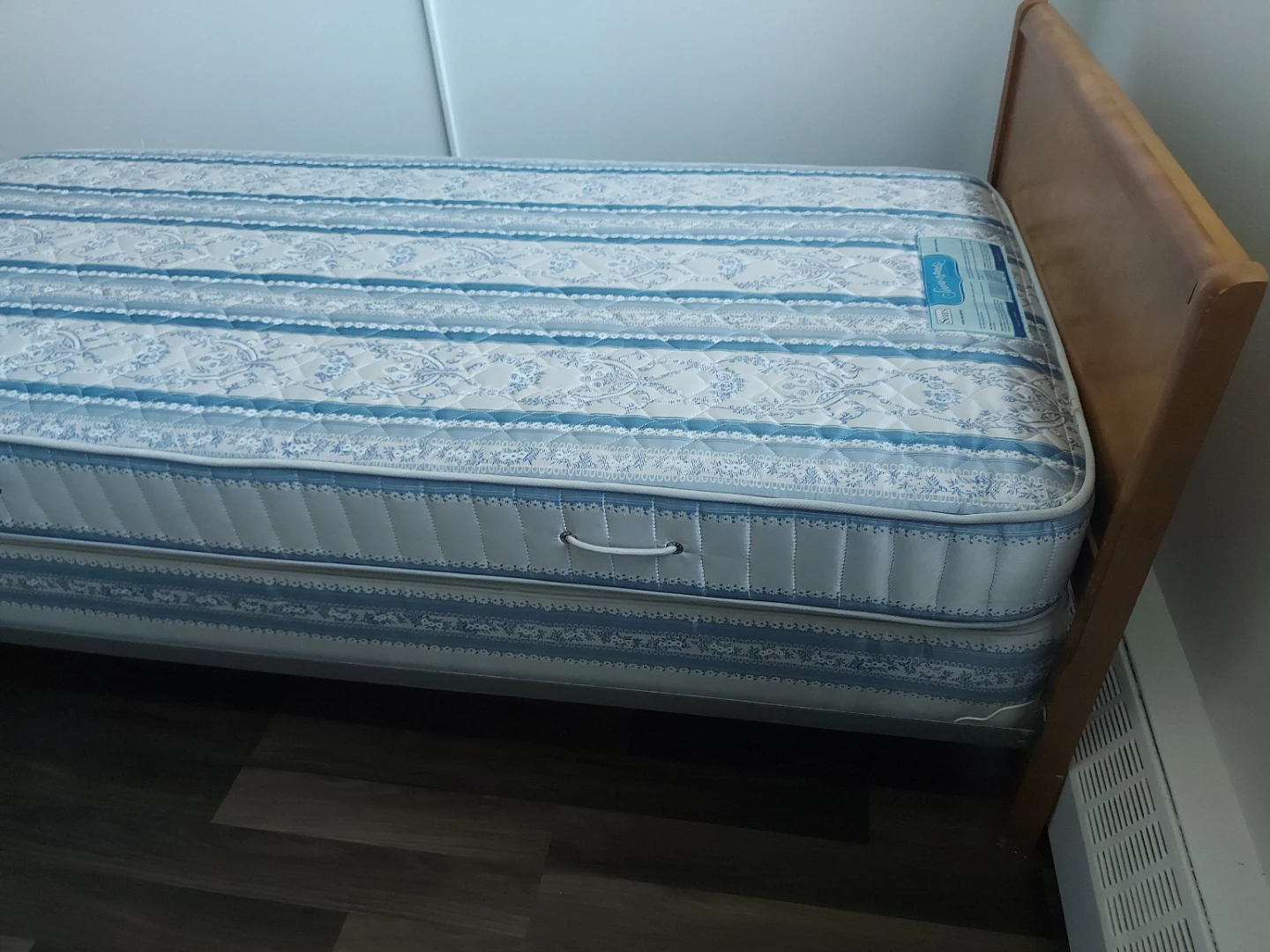 Wooden single bed frame with bedding - photo 4
