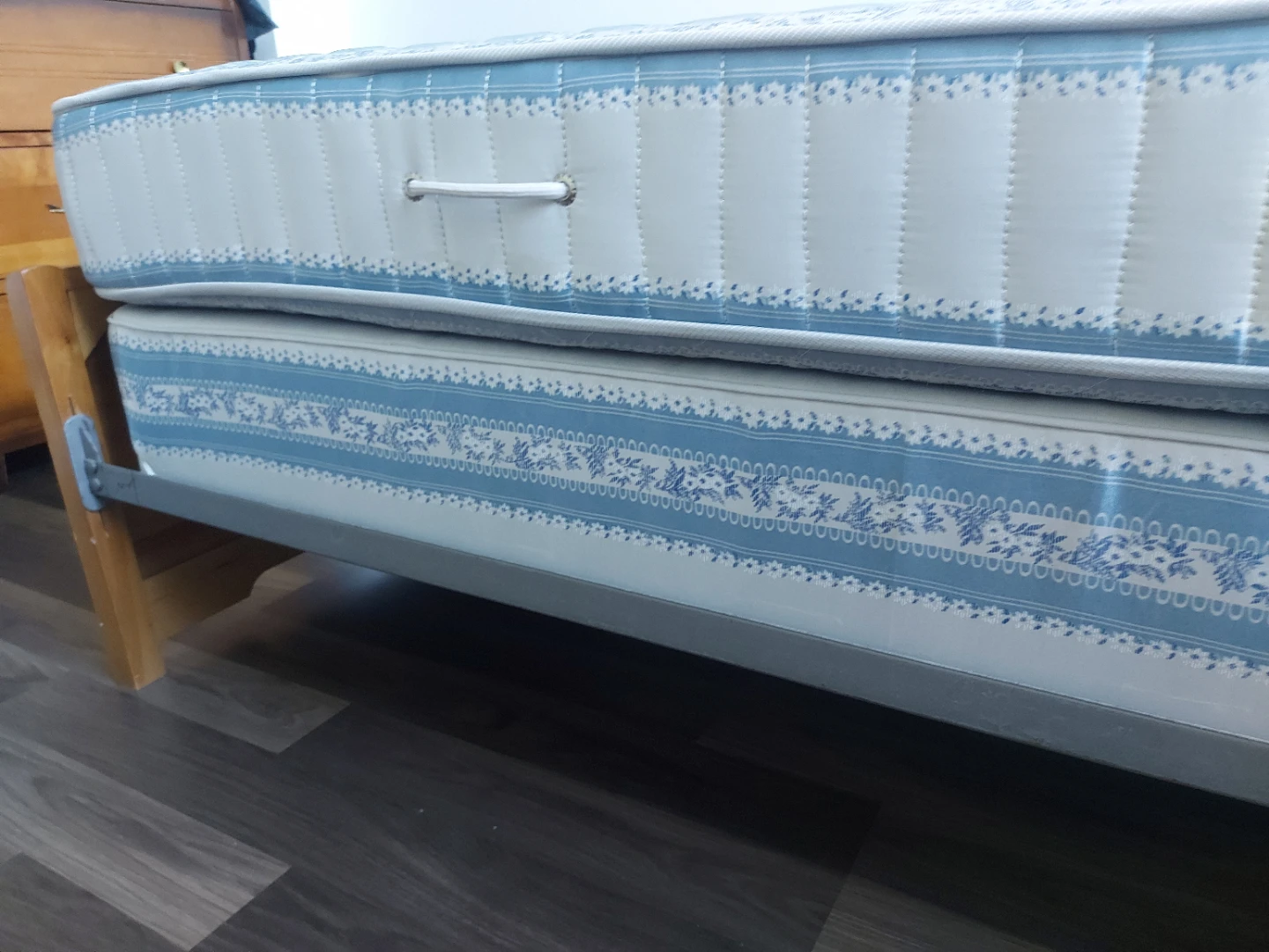 Wooden single bed frame with bedding - photo 5