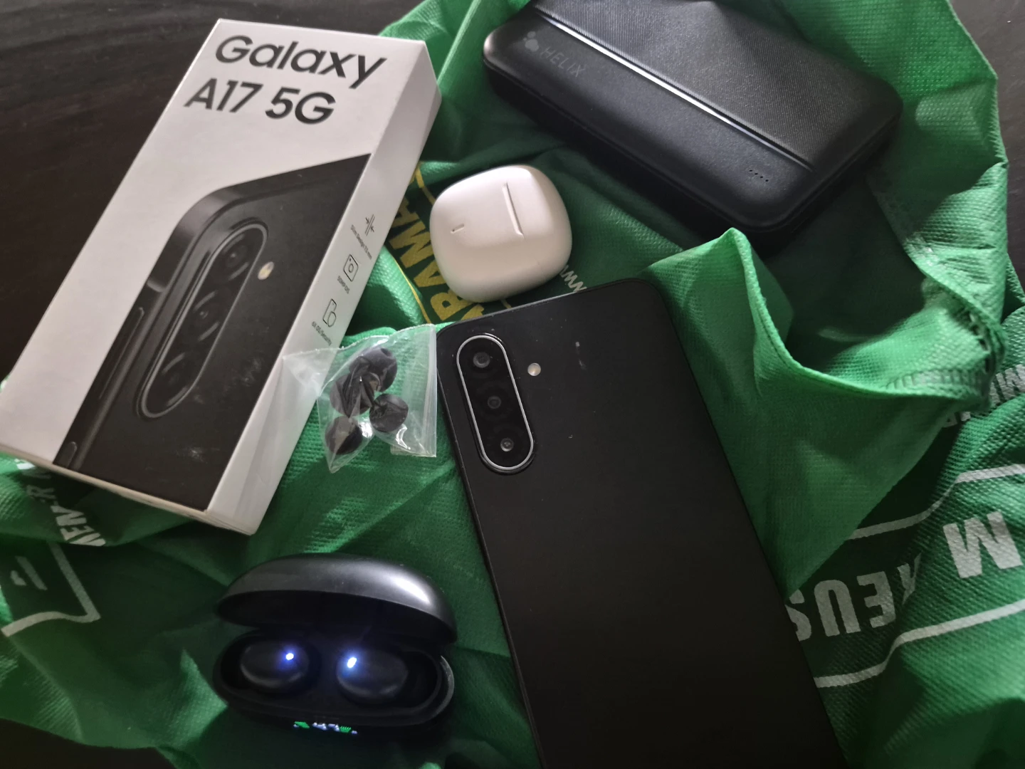 Samsung Galaxy A17 5G + Tech Bundle.​Retail price 380$+taxes