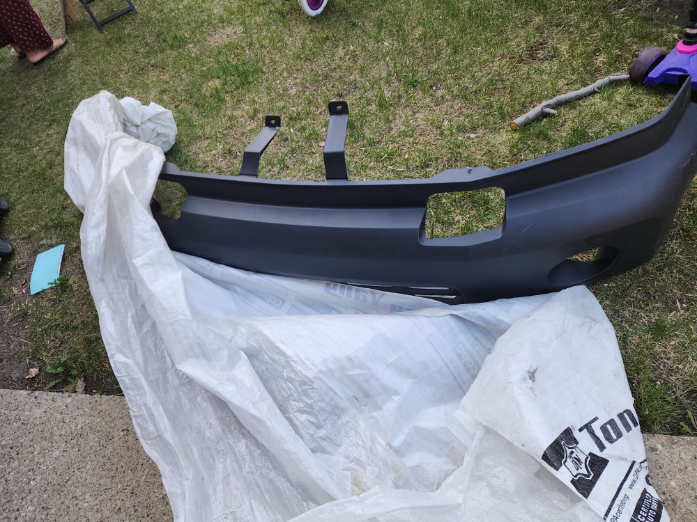 2012 Ford Expedition bumper and liner never been painted - photo 2