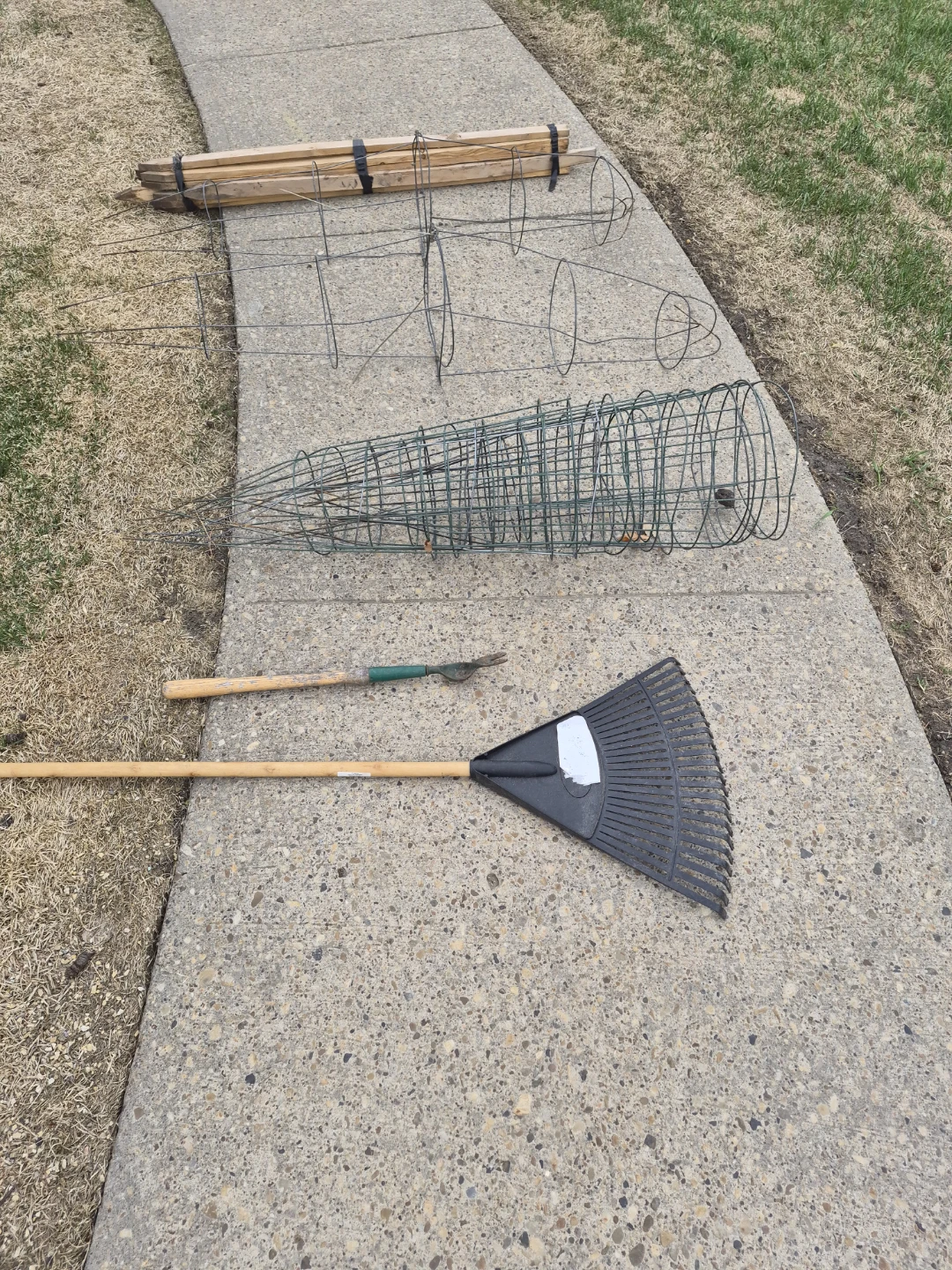 Tomato Cages & Garden Stakes - photo 2