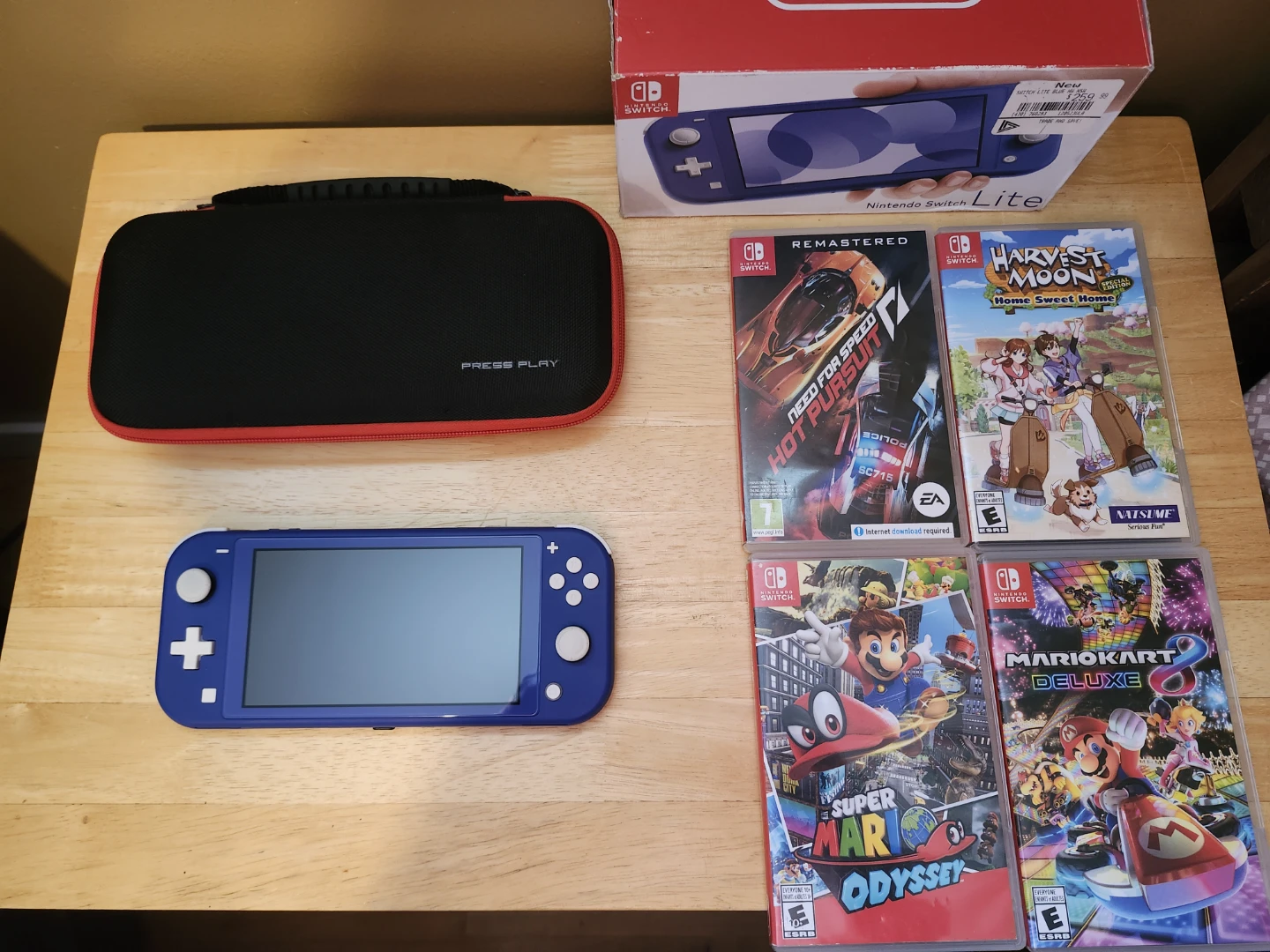 Nintendo Switch Lite Blue with 4 Games and Case 32gb memory card
