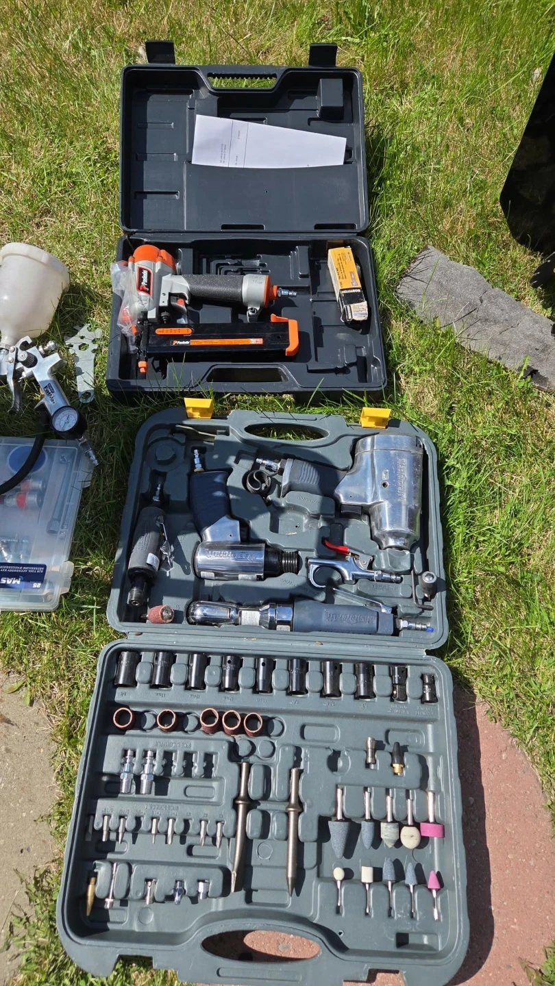 Briggs & Stratton 8 Gallon Air Compressor with Tool Kit - photo 3