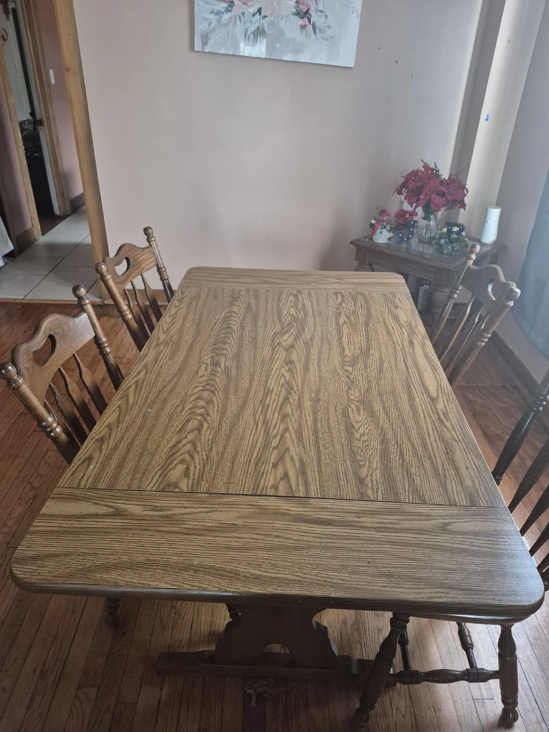 Mesa de comedor de madera con 4 sillas