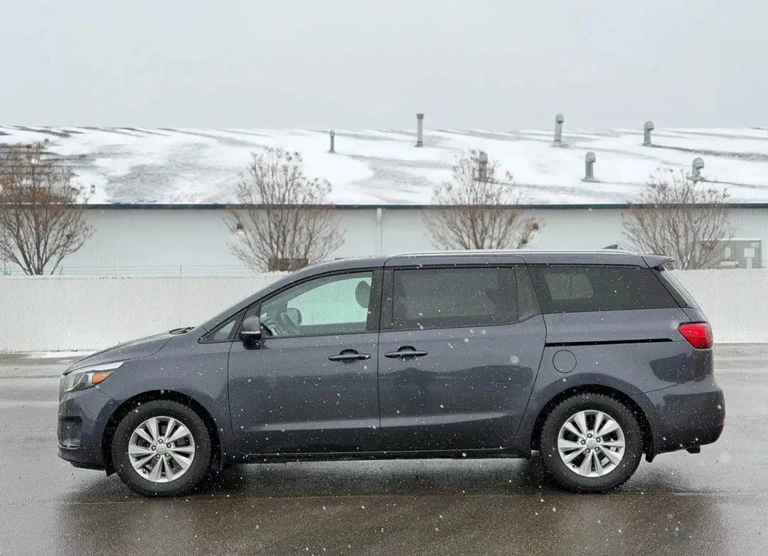 2017 Kia Sedona LX - photo 3