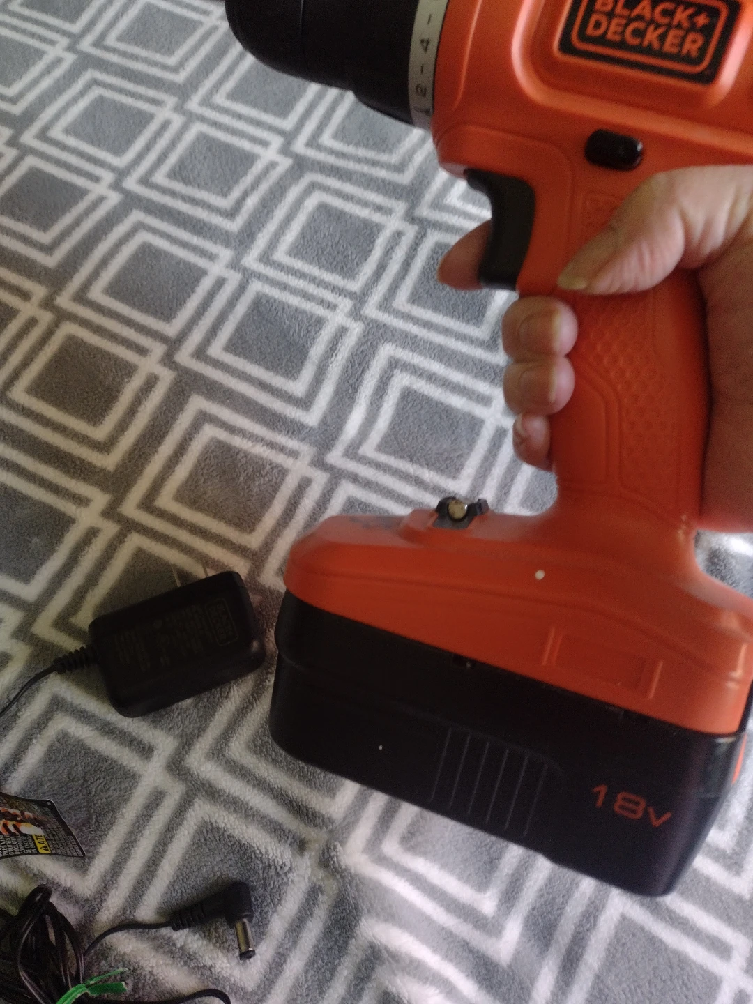 Black & Decker 18V Cordless Drill with Charger and Battery - photo 3