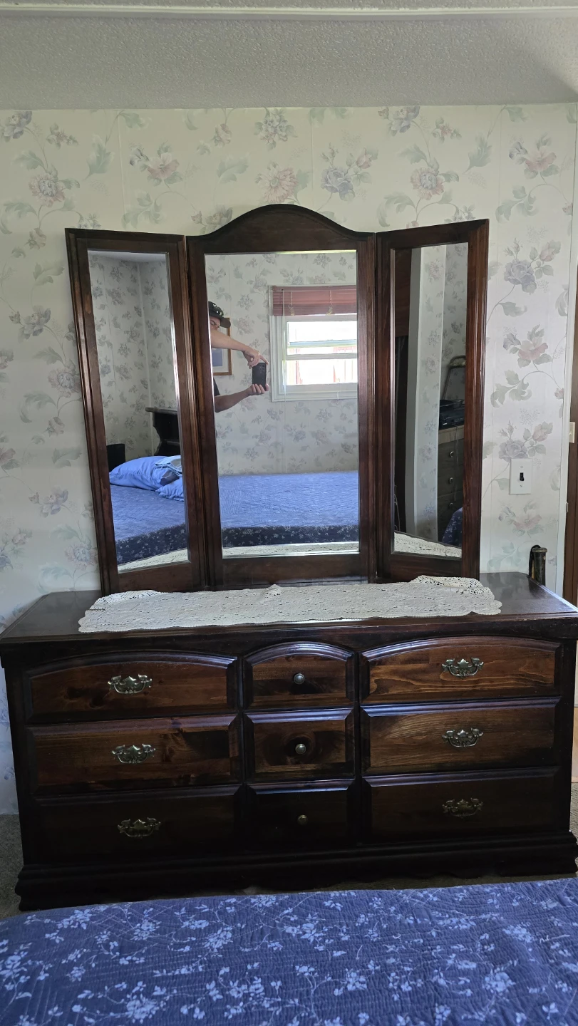 3pc bedroom set Dresser with Mirror, hutch, queen headboard - photo 2
