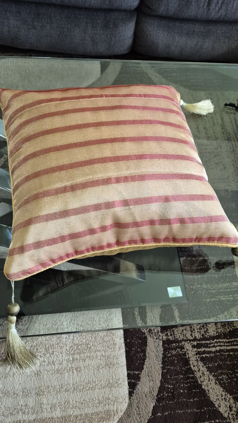 Decorative pillow case with Tassels