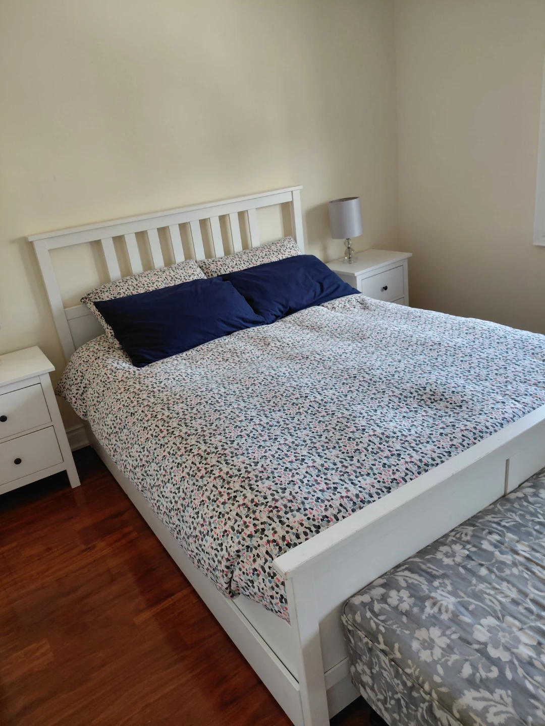 Hemmes MN bed frame queen white stain - photo 2