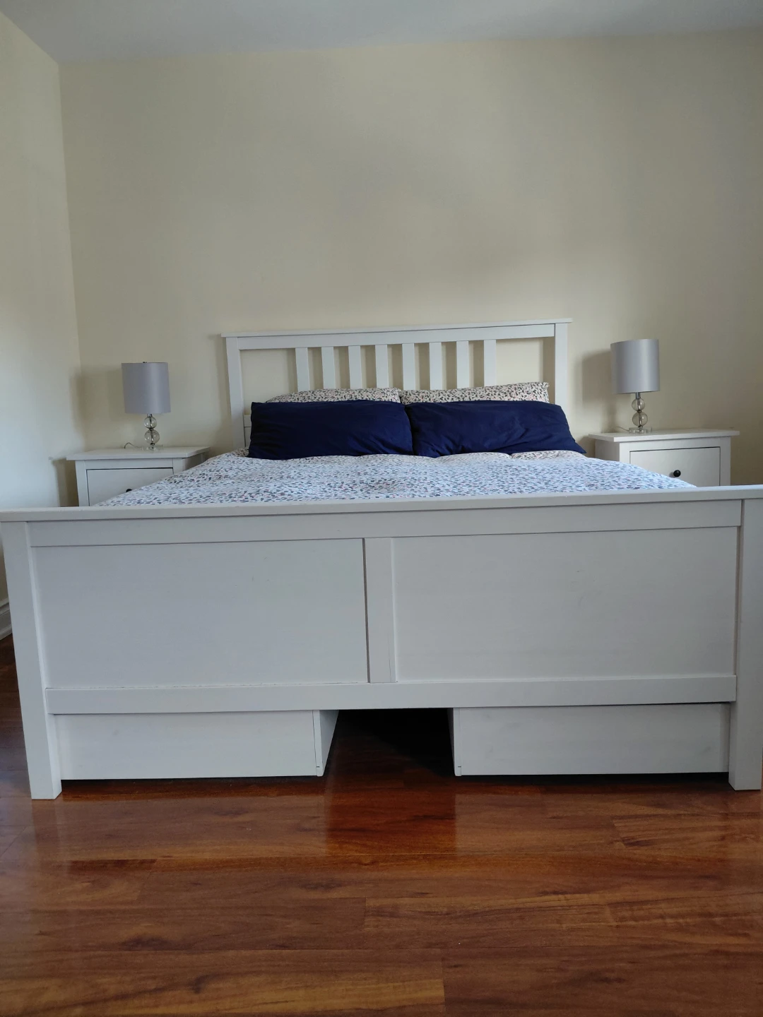 Hemmes MN bed frame queen white stain - photo 3