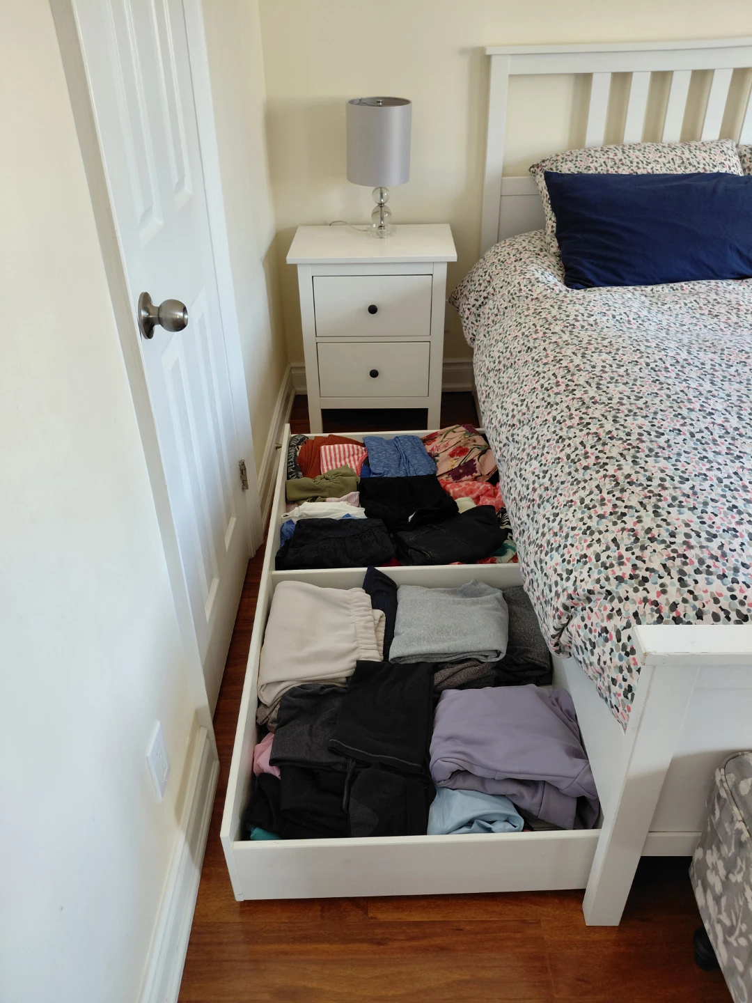 Hemmes MN bed frame queen white stain - photo 4