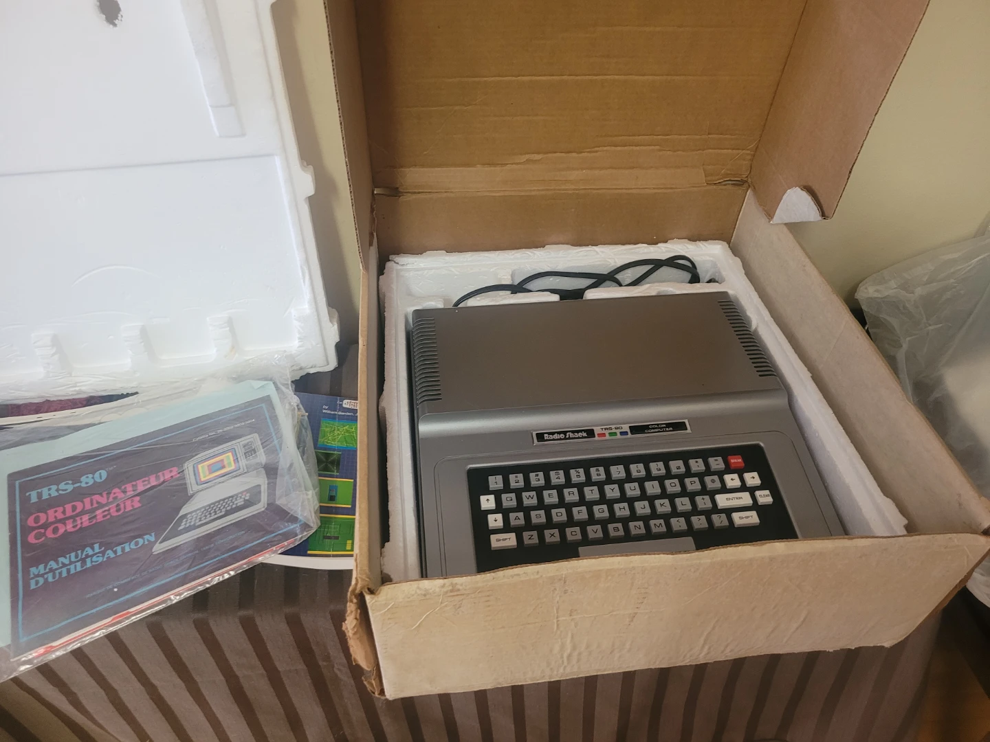 Vintage Radio Shack TRS-80 Colour Computer with Manuals - photo 2