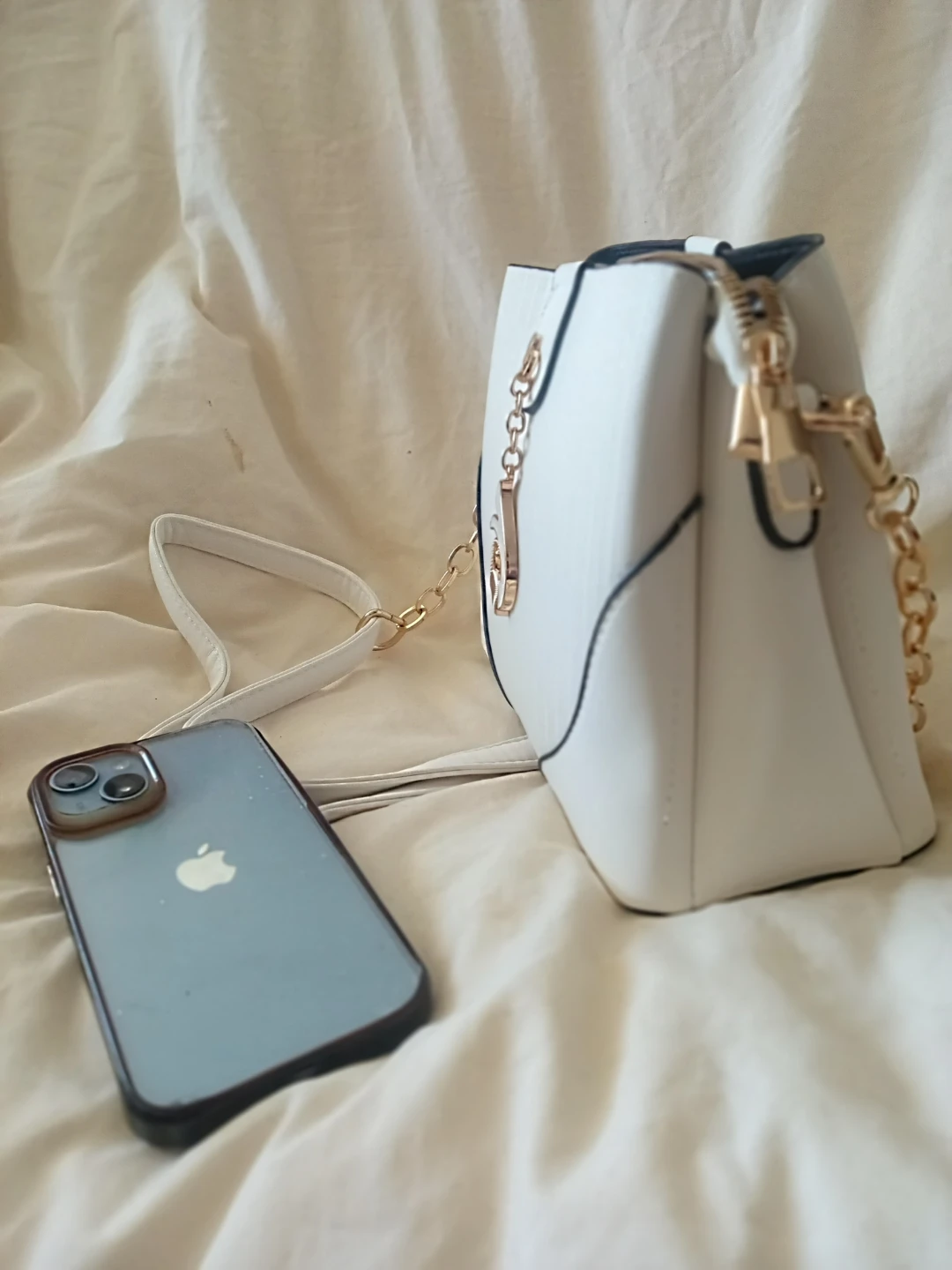 White crossbody purse with gold chain strap - photo 2