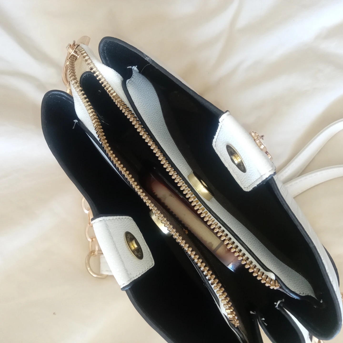 White crossbody purse with gold chain strap - photo 3