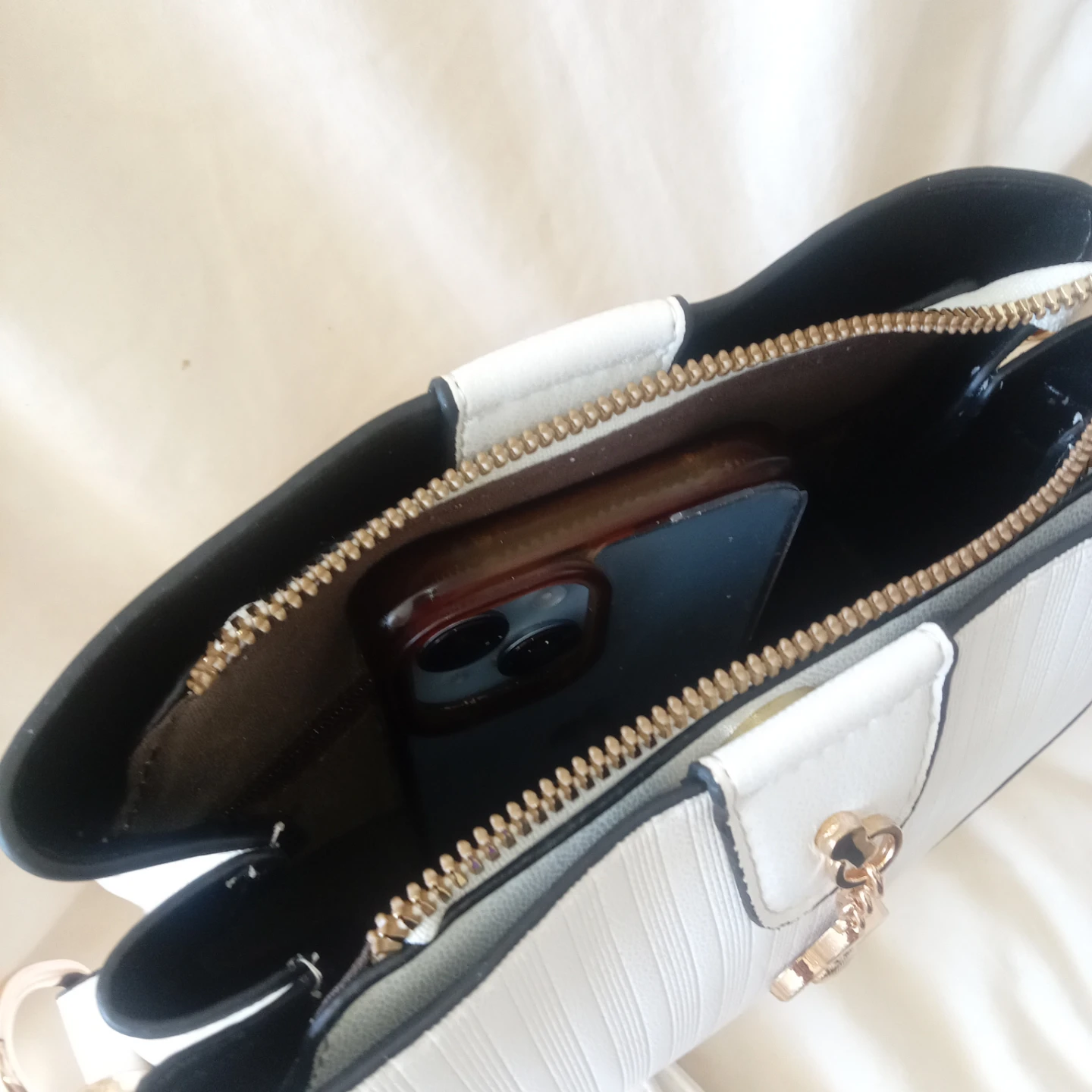 White crossbody purse with gold chain strap - photo 4