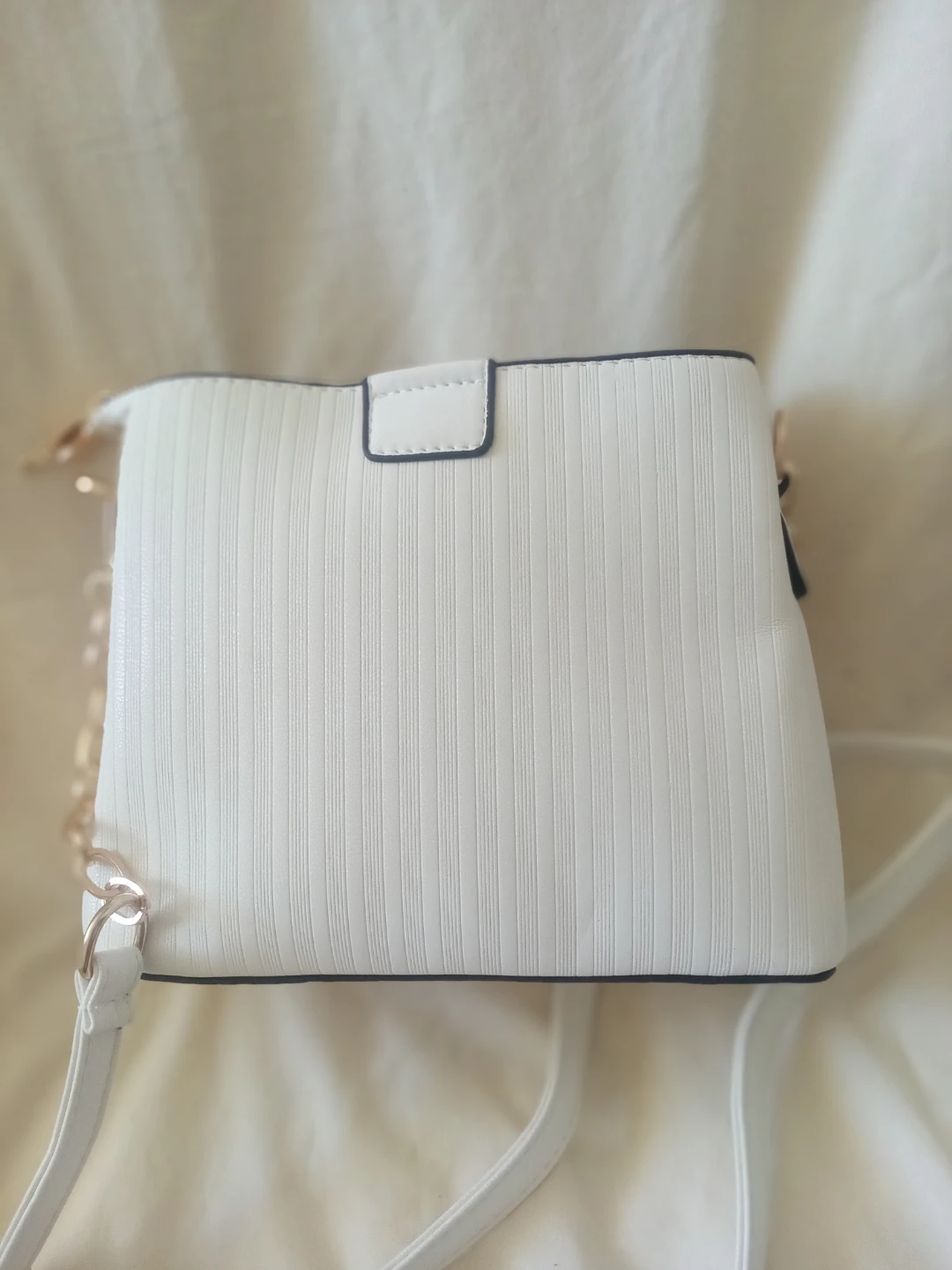 White crossbody purse with gold chain strap - photo 5