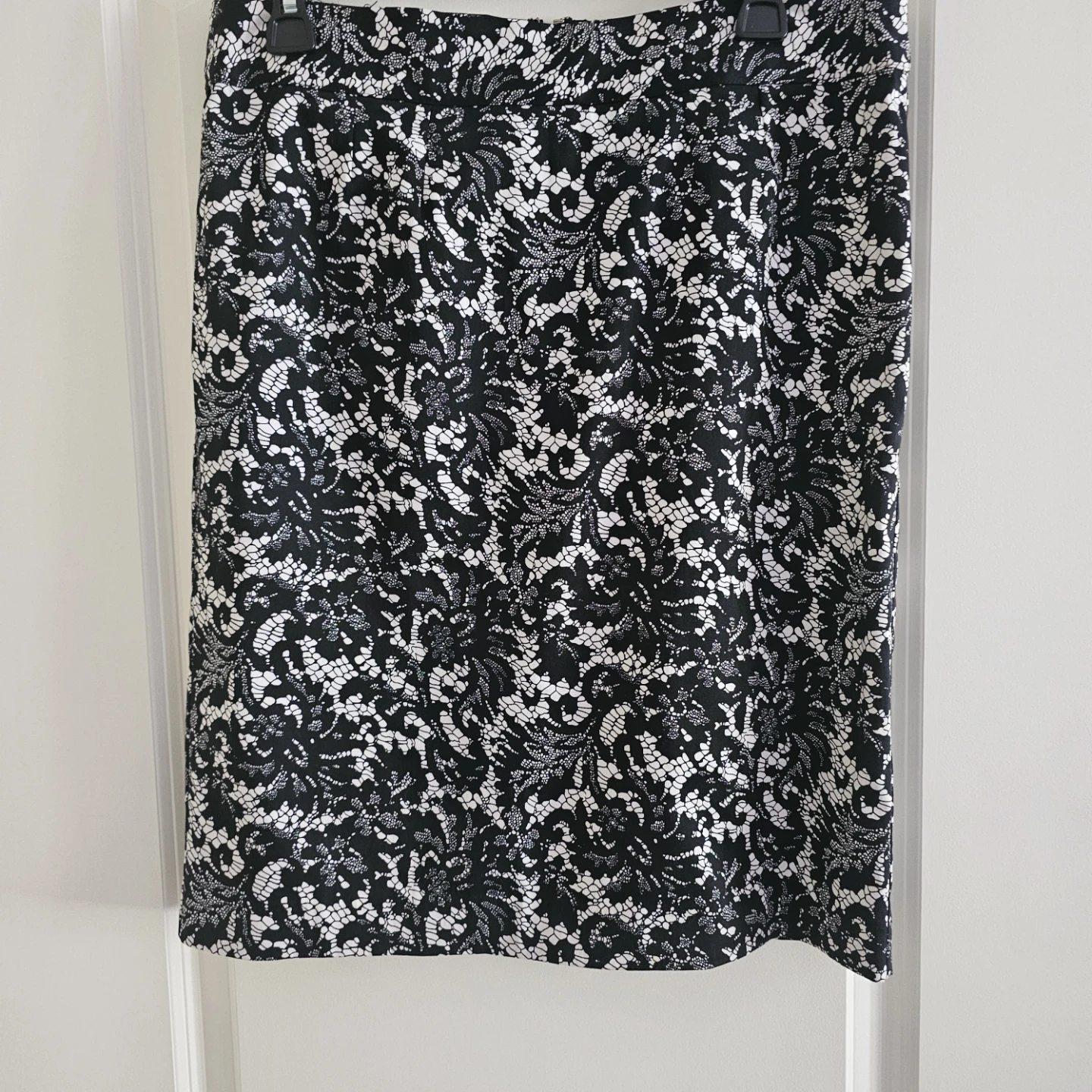 Black and White Lace Printed Pencil Skirt