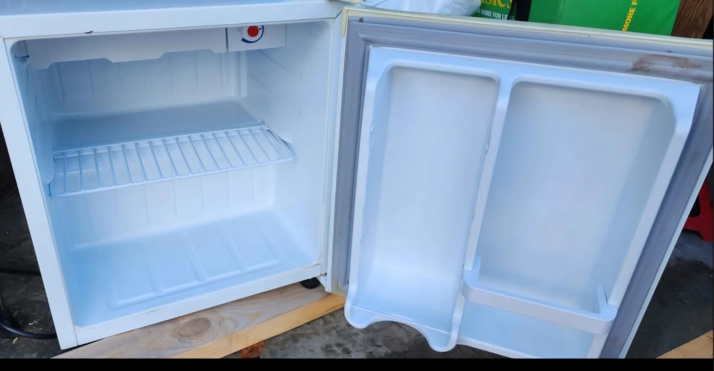 Danby Compact Mini Fridge - photo 2