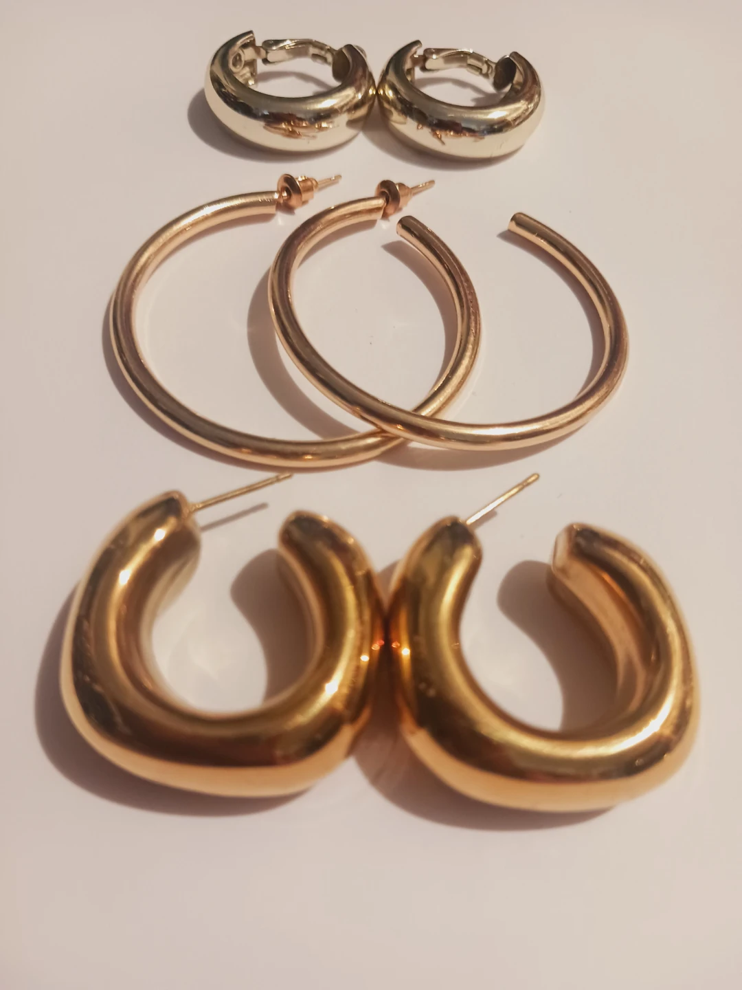 New!!!! Gold  Tone Hoops Earrings.   $3 EACH !! - photo 4