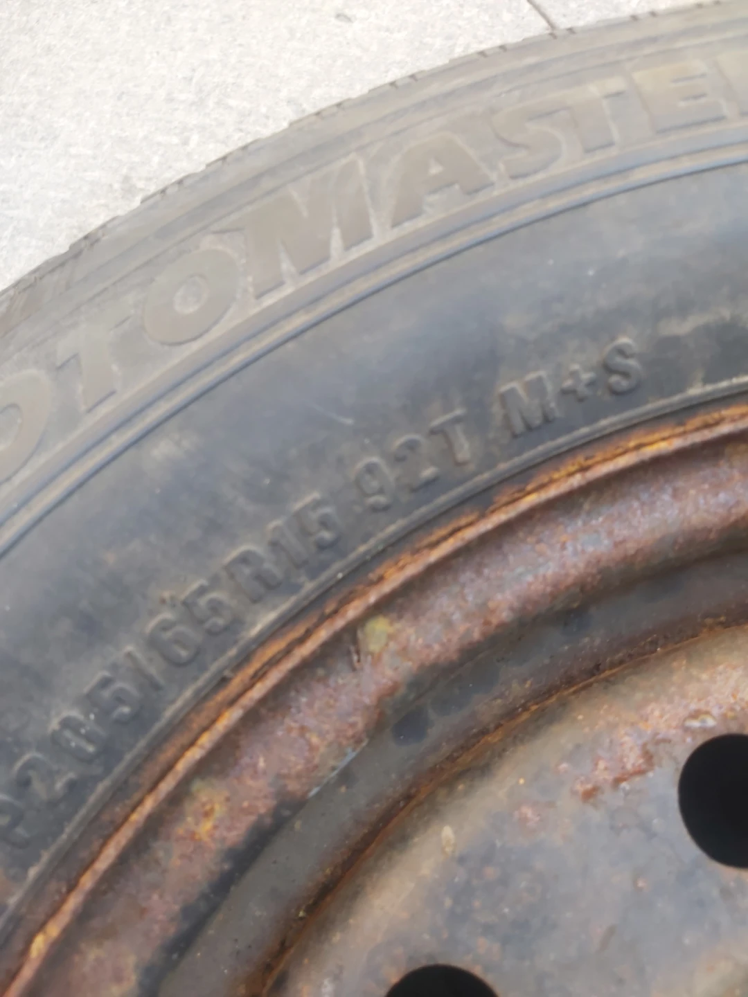 Motomaster Touring LXE Tire and Rim - photo 4