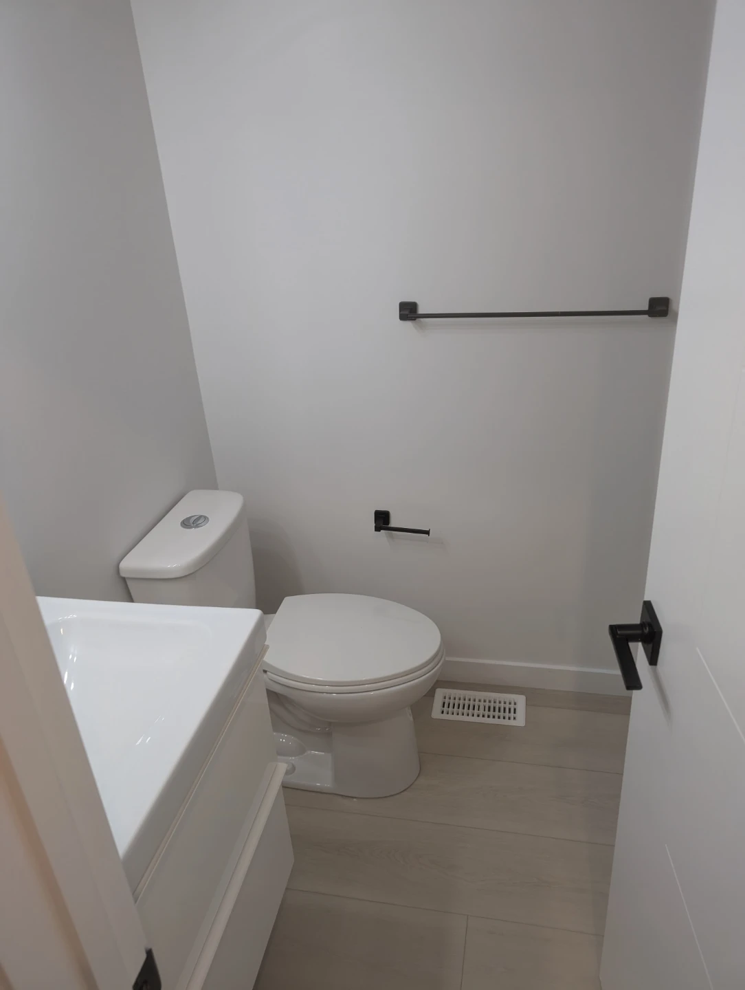 Private room for rent in two bedroom townhouse - photo 3