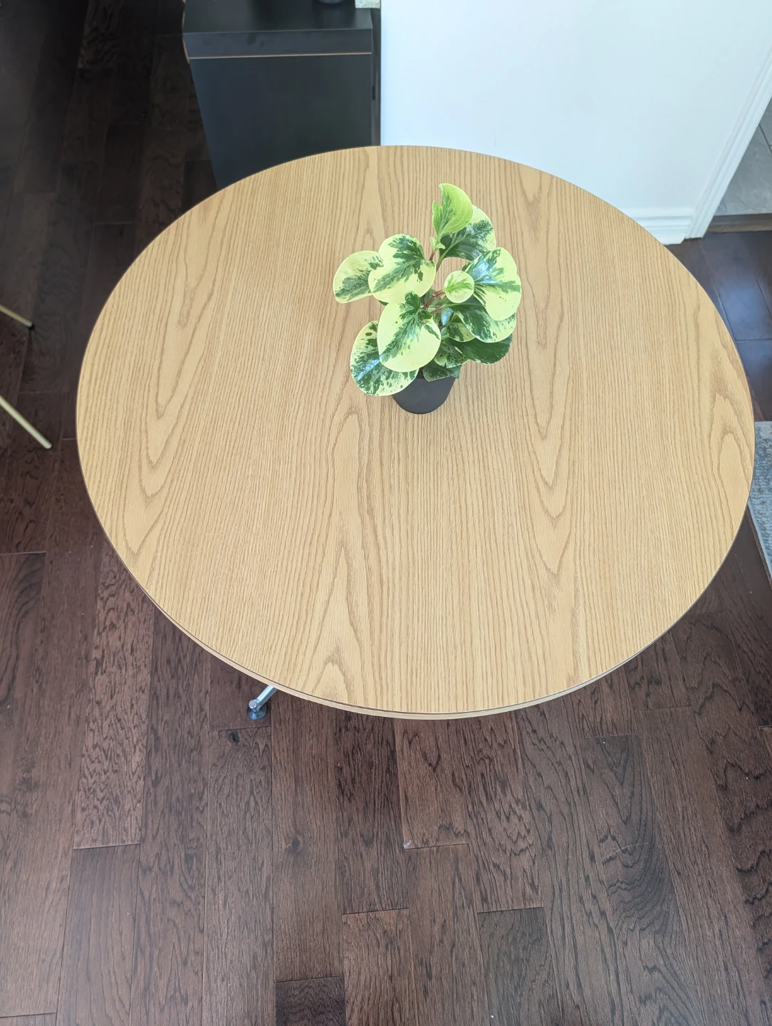 Round wood-look dining table - photo 4