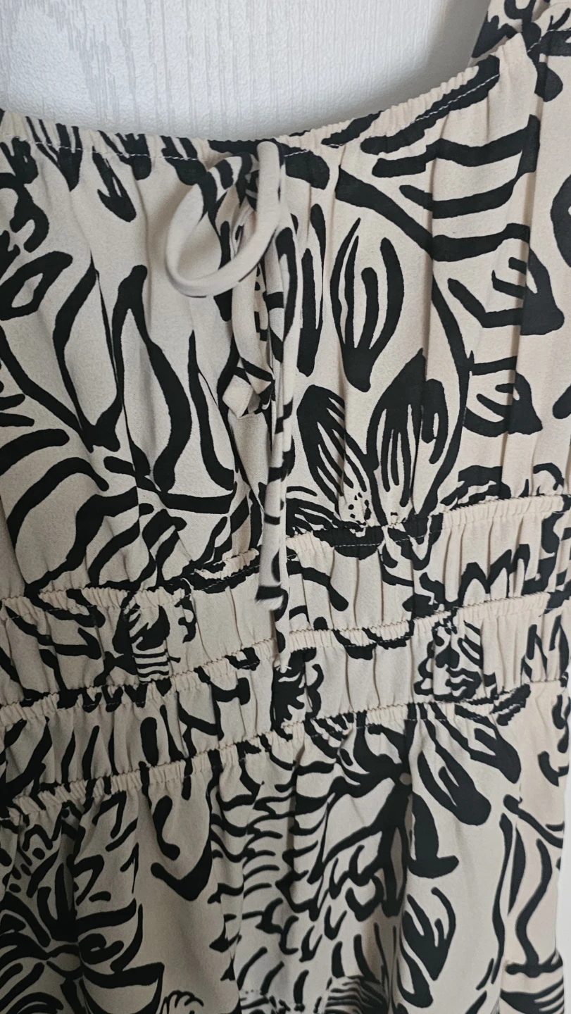 2 Summer Dress + 1 New Uniqlo Skirt (NWT) - photo 4