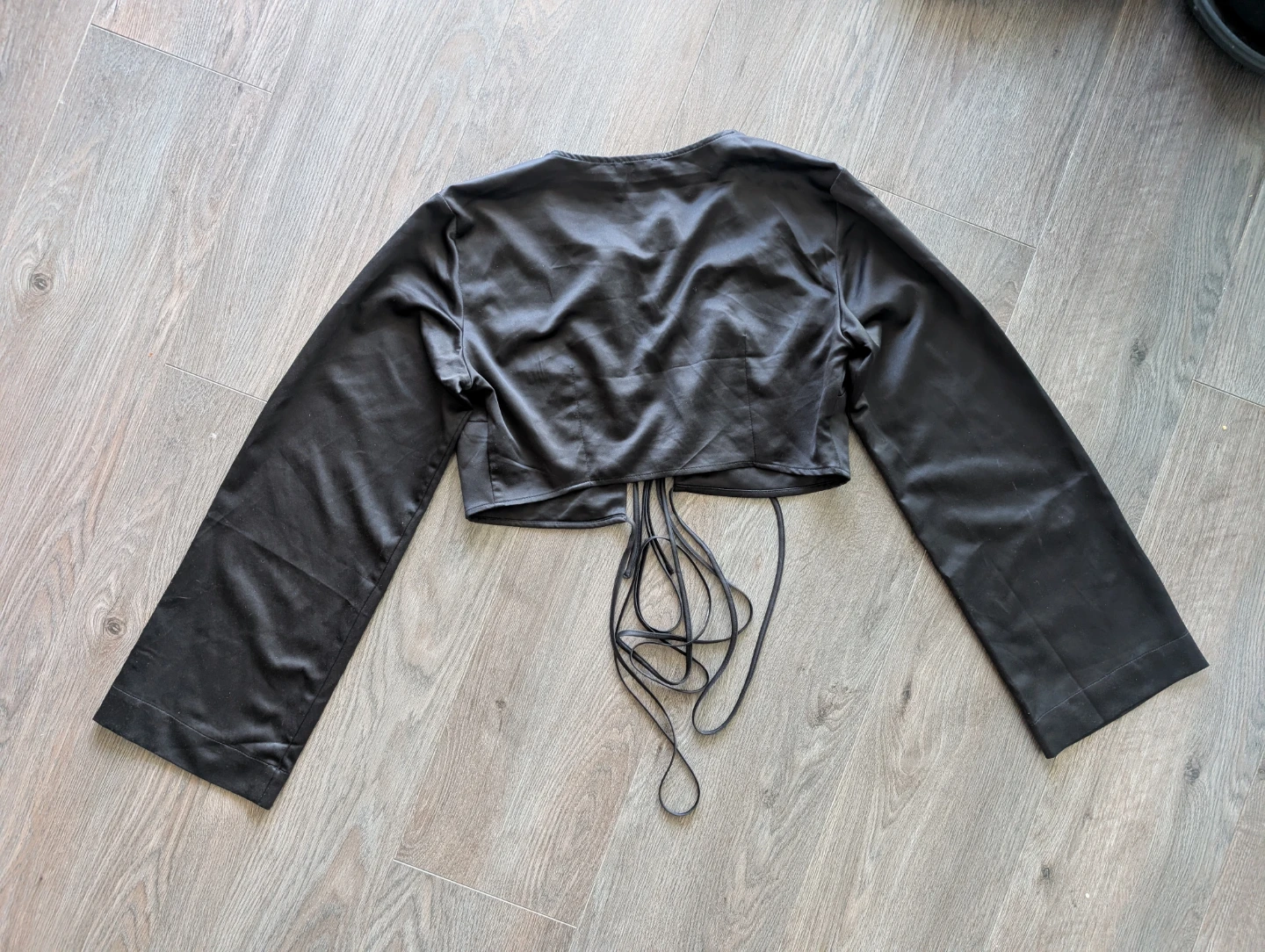 Dynamite Black Satin Tie Front Bell Sleeve Crop Top P/S - photo 4