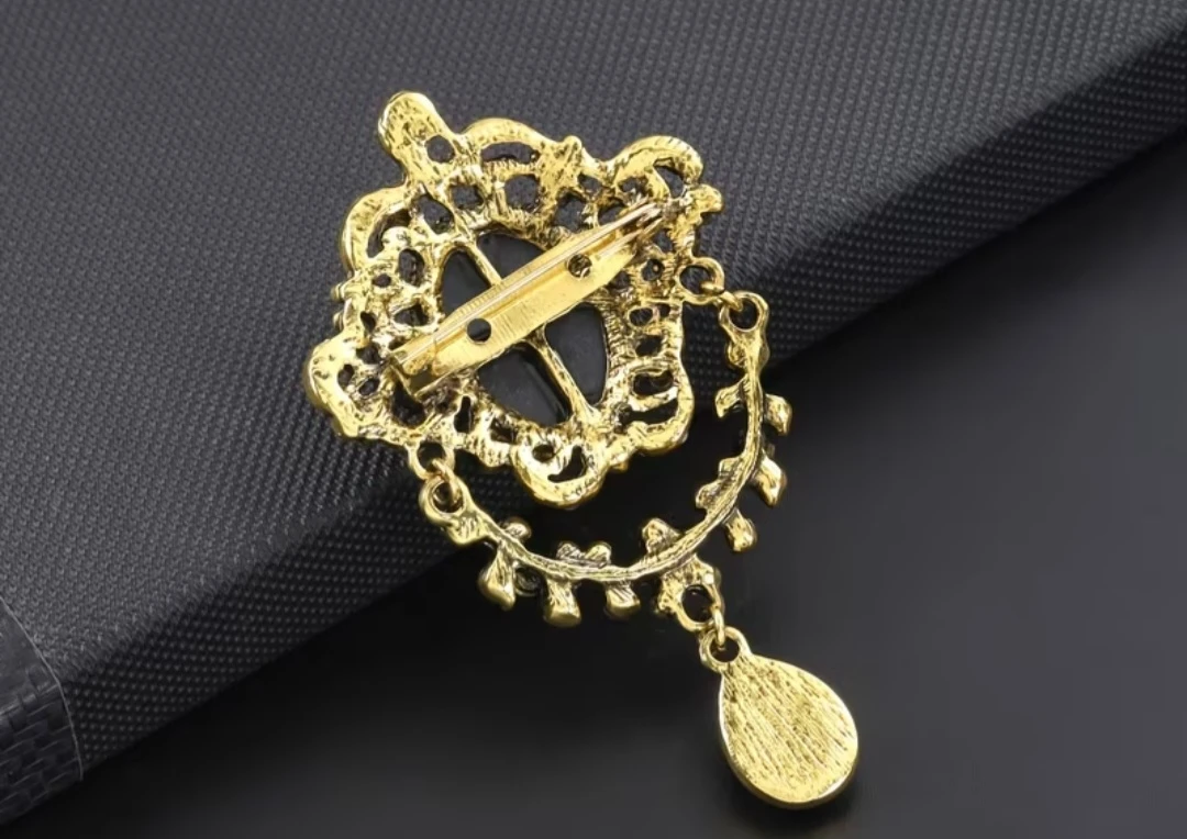Vintage Style Cameo Brooch with Blue Gemstones - photo 3