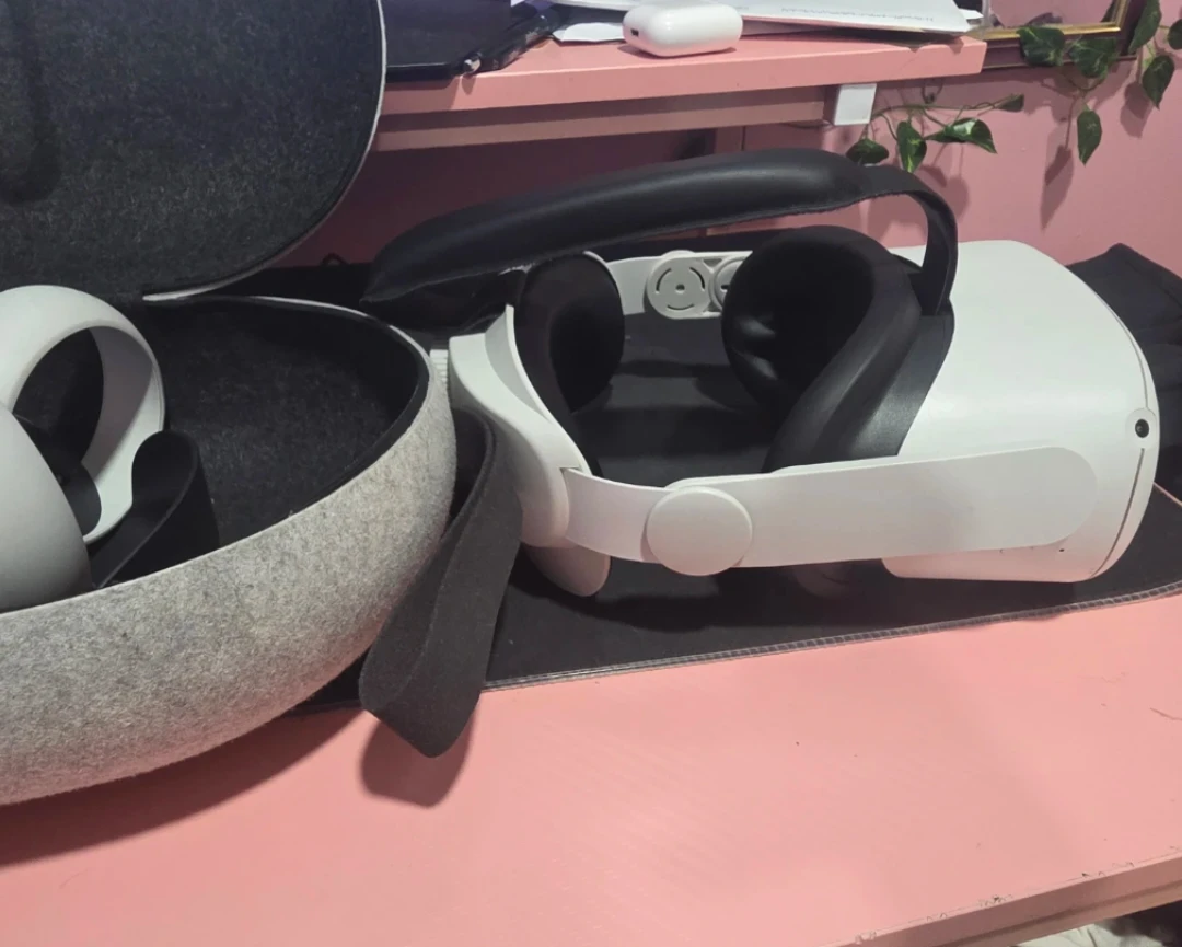 Meta Quest 2 VR Headset and Controllers with Carrying Case - photo 3