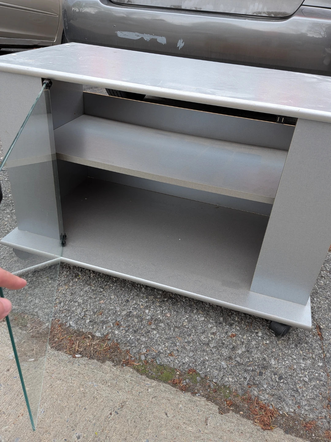 Meuble TV gris avec porte vitrée et roulettes - photo 2