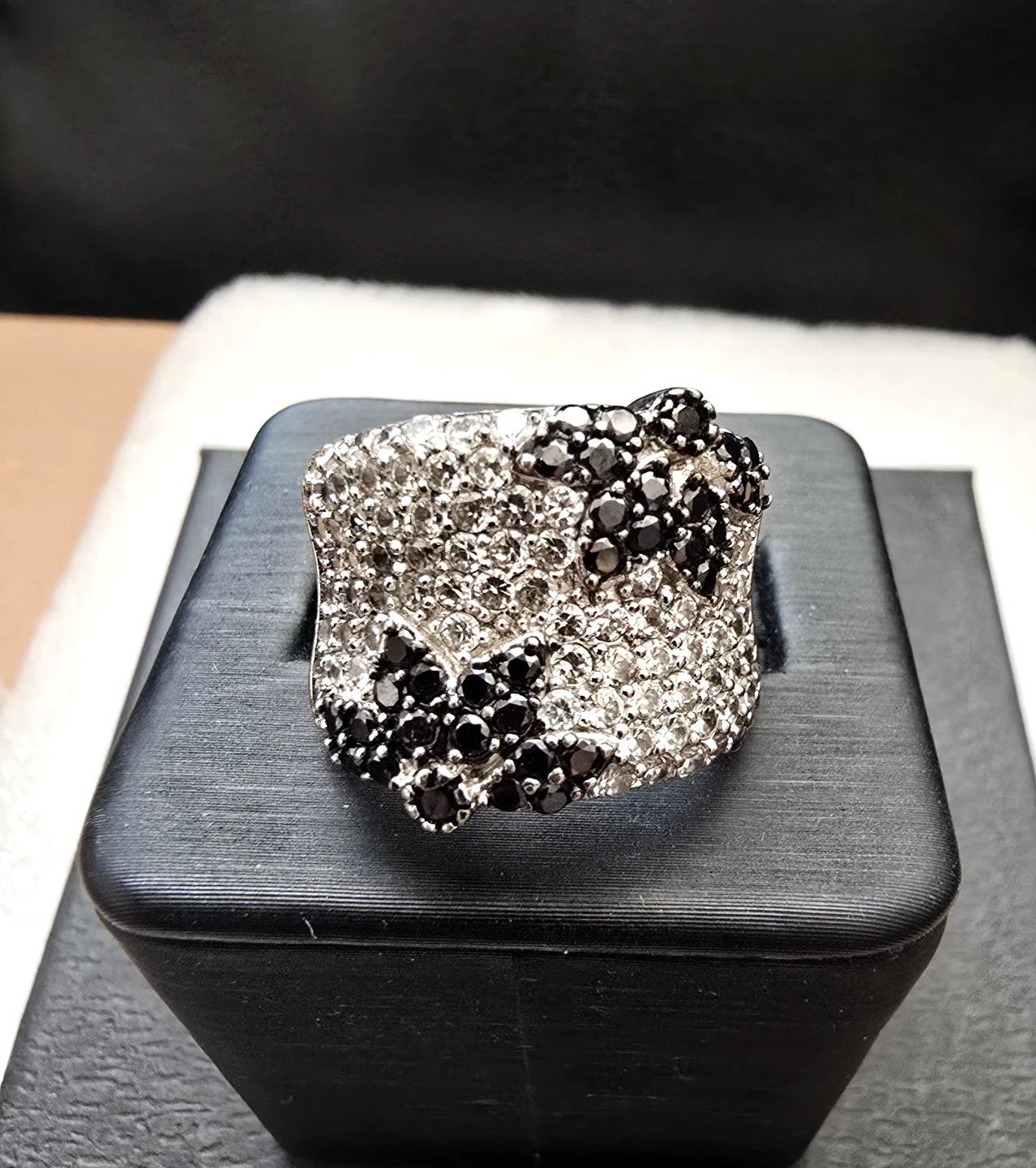 Like new beautiful 925 Silver ring with 2 color cz stones