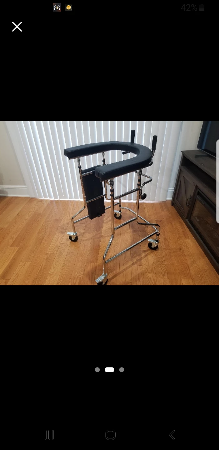 4 WHEELED WALKER WITH CUSHIONED ARM SUPPORT